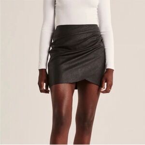 Abercrombie & Fitch Black Vegan Leather Side Pleats Tulip Cut Mini Skirt SZ XS